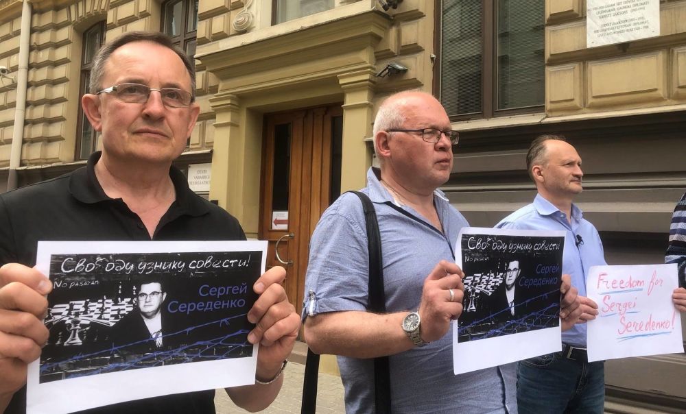 Пикет в поддержку правозащитника Сергея Середенка у посольства Эстонии в Риге, 8 июня 2021