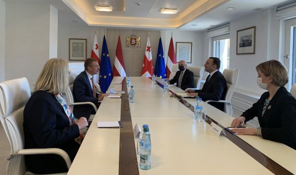 Министр иностранных дел Латвии Эдгарс Ринкевичс на встрече с министром иностранных дел Грузии Давид Залкалиани и премьер-министром Ираклий Гарибашвилив Тбилиси , 7 июня 2021 года 