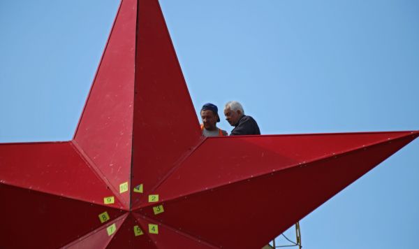 Рабочие устанавливают памятный знак "Звезда Победы" в Донецке