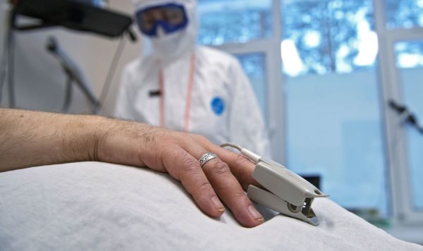 Пульсометр на пальце пациента в госпитале для лечения больных COVID-19 