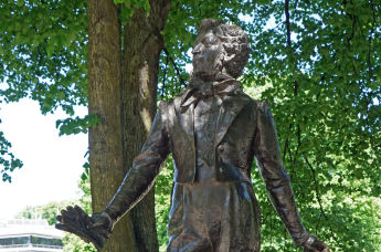 Памятник поэту и писателю Александру Пушкину в Риге