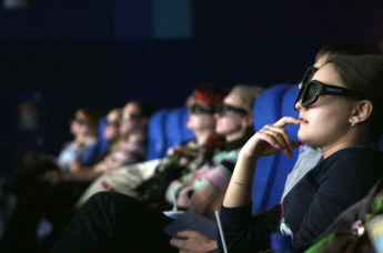 Зрители сидят в кинозале