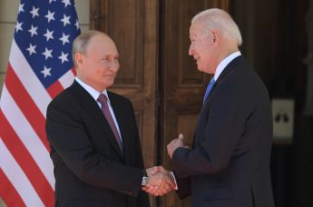 Президент РФ Владимир Путин и президент США Джо Байден