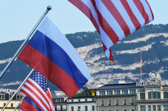 Флаги России и США на мосту Монблан в Женеве