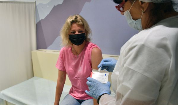 Женщина вакцинируется от COVID-19