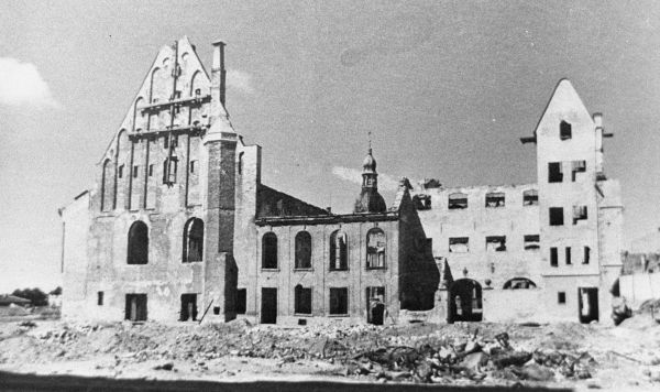 Сгоревший в результате наступления немецких войск Дом Черноголовых в Риге, 28 июня 1941