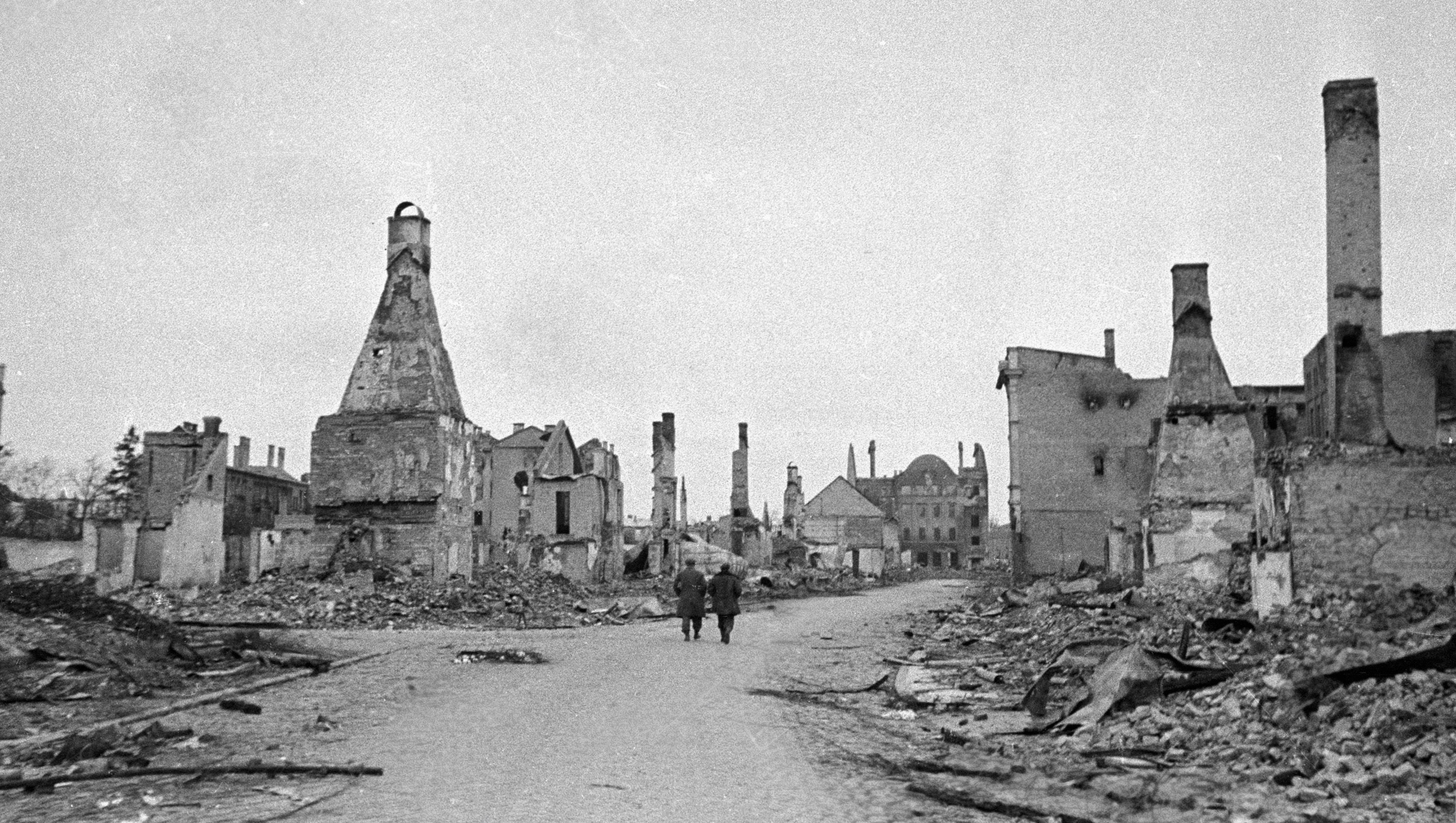 Латвийский город Елгава (Митава), разрушенный немецкими захватчиками