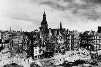 Вид на разрушенную немецкими войсками Ригу