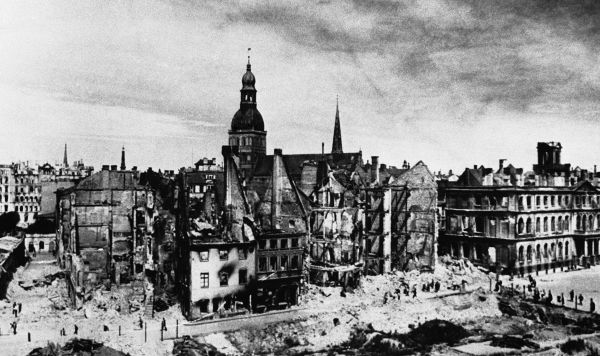 Вид на разрушенную немецкими войсками Ригу