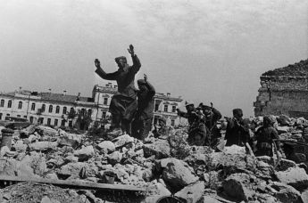 Пленные немцы на развалинах Севастополя около Графской пристани