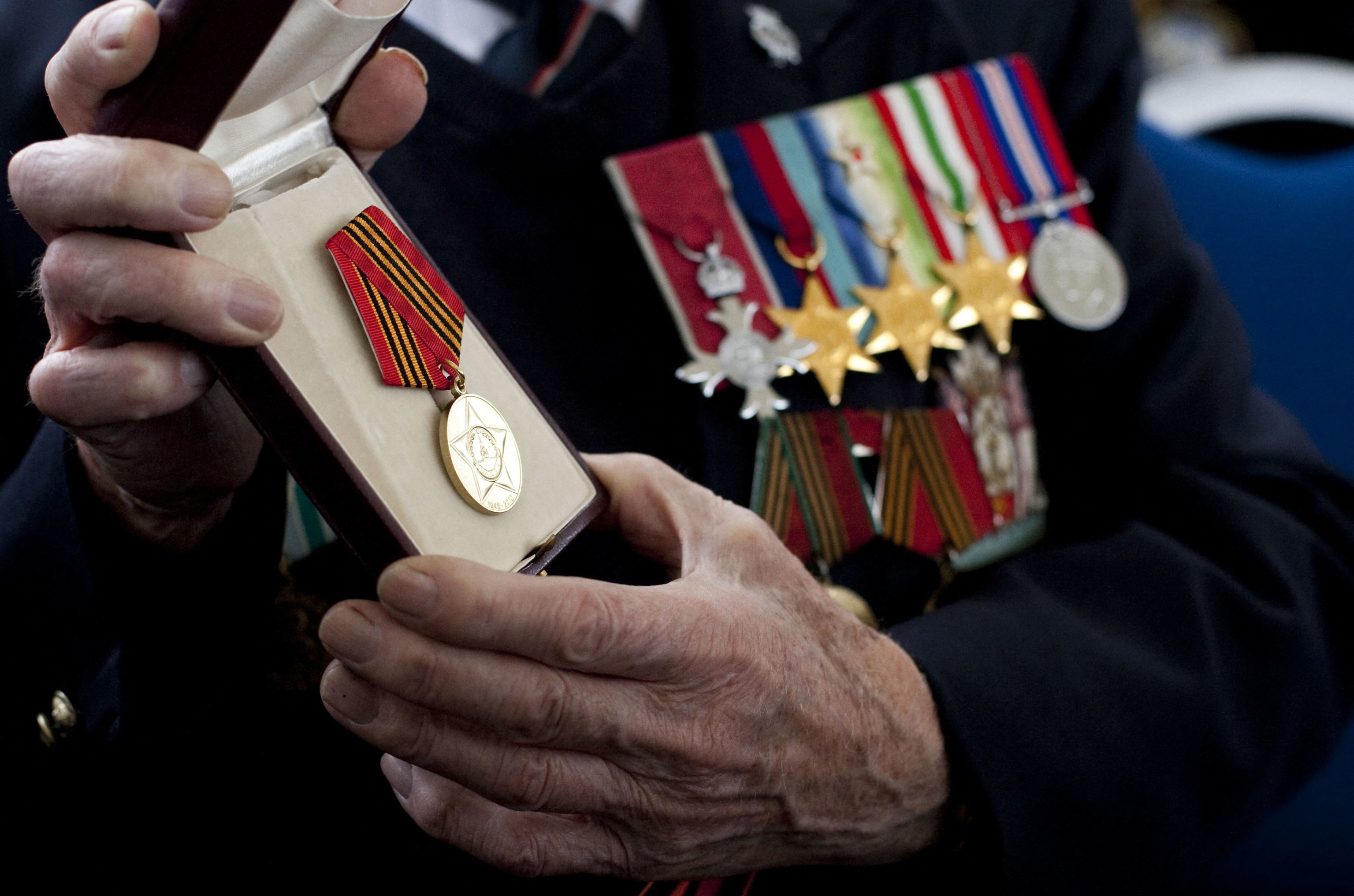 Британский ветеран Северных конвоев показывает свои медали