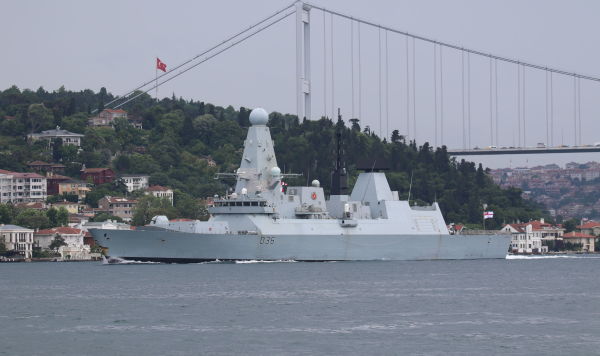 Британский эсминец Defender в проливе Босфор