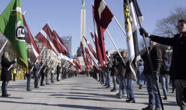 Представители радикальных националистических организаций встречают ветеранов латышского легиона СС во время их марша к памятнику Свободы в Риге