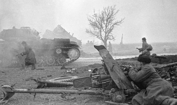 Советские воины ведут бой в окрестностях Варшавы, 1-й Белорусский фронт, 16 января 1945