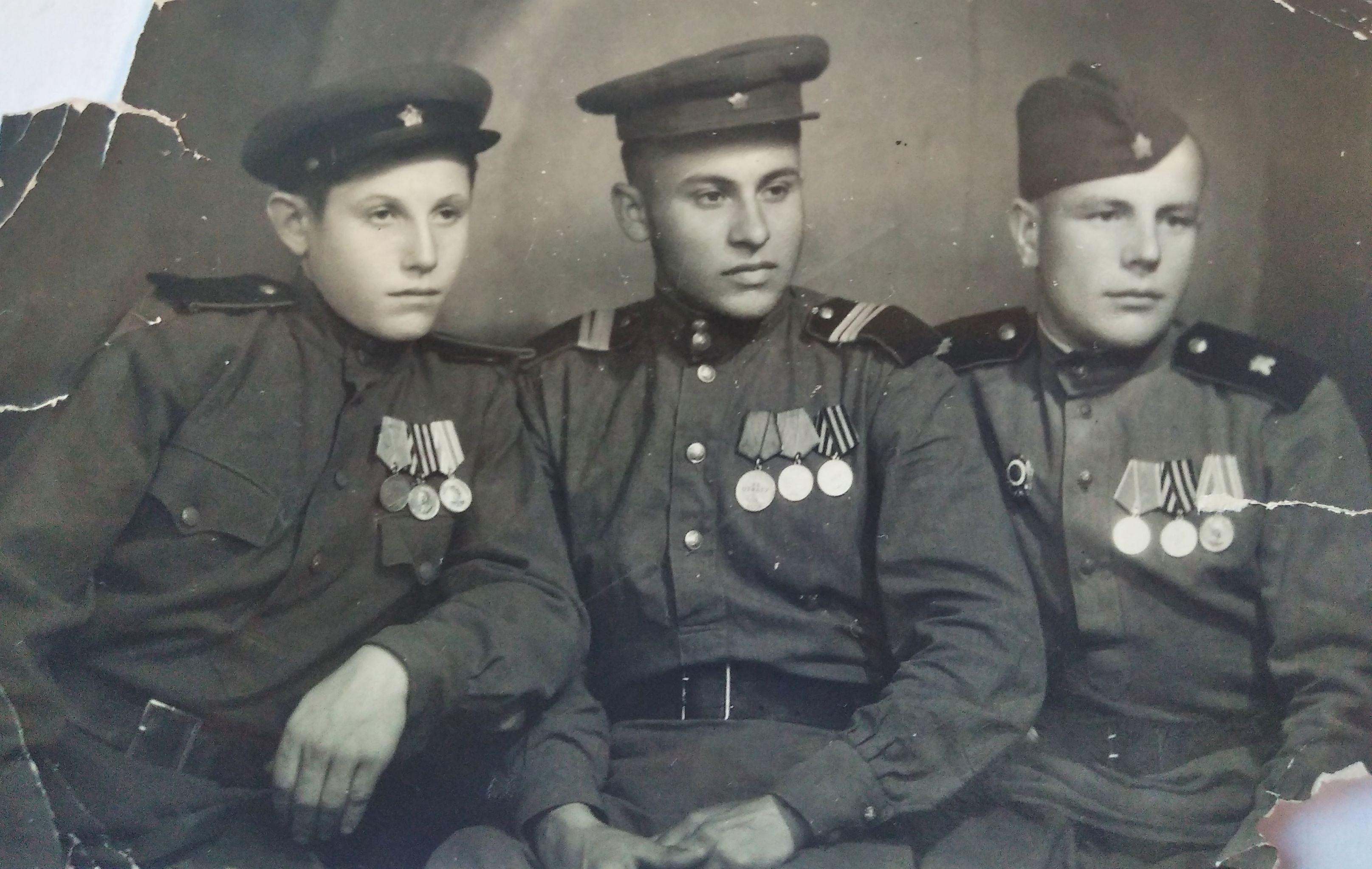Ветеран ВОВ Владимир Слепнев (первый слева) с сослуживцами