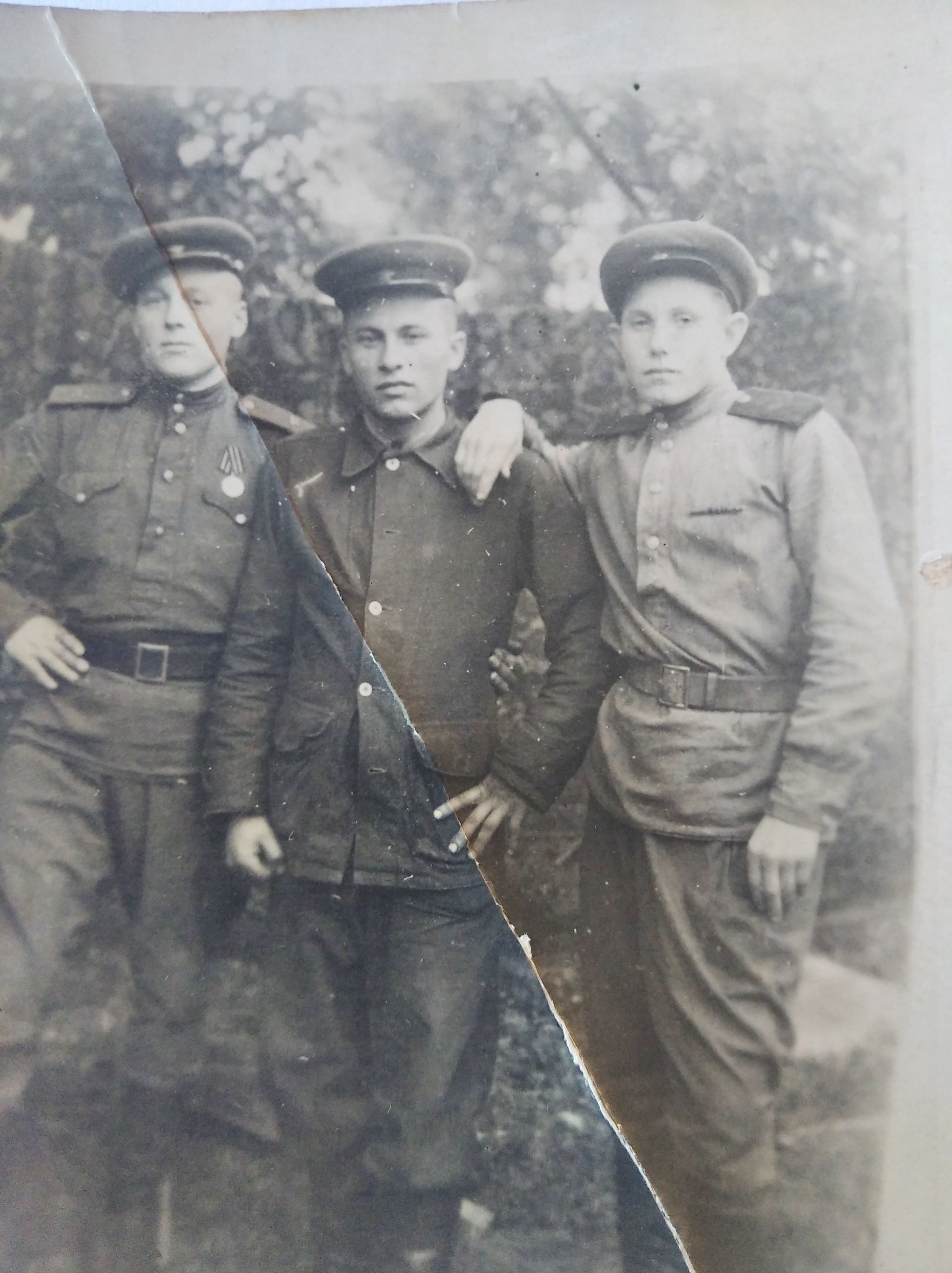 Ветеран ВОВ Владимир Слепнев (крайний справа) с сослуживцами. Город Дрогобыч, Львовская область. Сентябрь 1946 года
