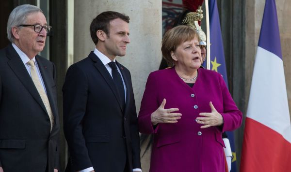 Федеральный канцлер Германии Ангела Меркель, президент Франции Эммануэль Макрон, председатель Европейской комиссии Жан-Клод Юнкер (справа налево)