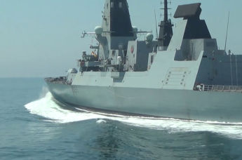 Эсминец Defender ВМС Великобритании в районе мыса Фиолент