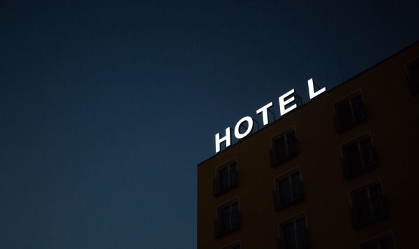 Вывеска "Hotel" на знании 