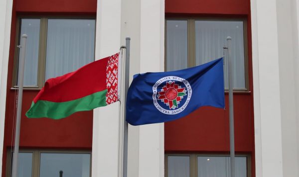 Флаги у здания МИД в Минске