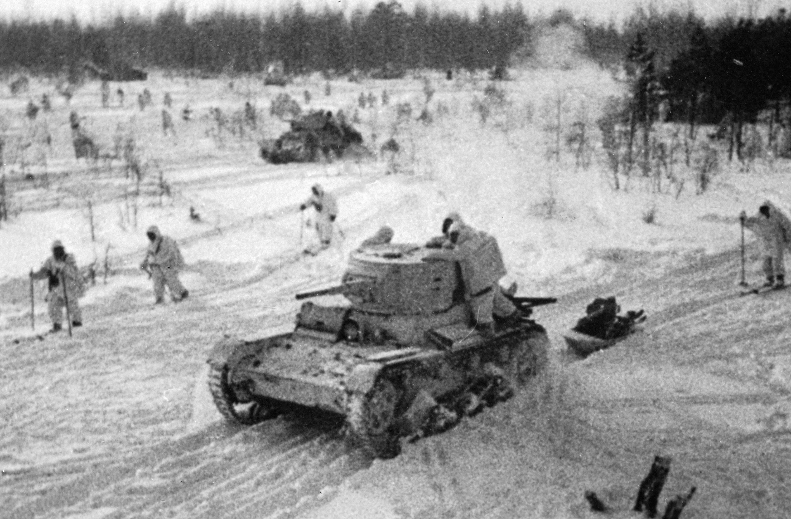 Демянская наступательная операция. Советские танки и пехота Северо-Западного фронта в наступлении