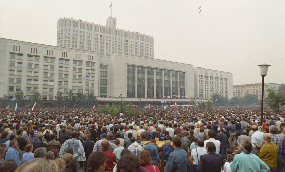 Манифестация у здания Верховного Совета РСФСР под названием "Акция в защиту "Белого дома", Москва, 19 августа 1991 год