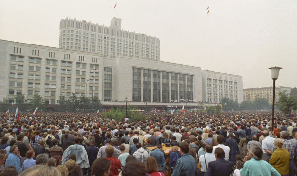 Манифестация у здания Верховного Совета РСФСР под названием "Акция в защиту "Белого дома", Москва, 19 августа 1991 год
