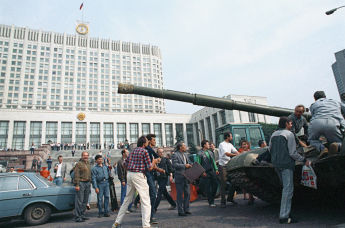 Защитники "Белого дома" у одного из танков, введенных в Москву 19 августа 1991 года в связи с объявлением членами ГКЧП чрезвычайного положения в столице