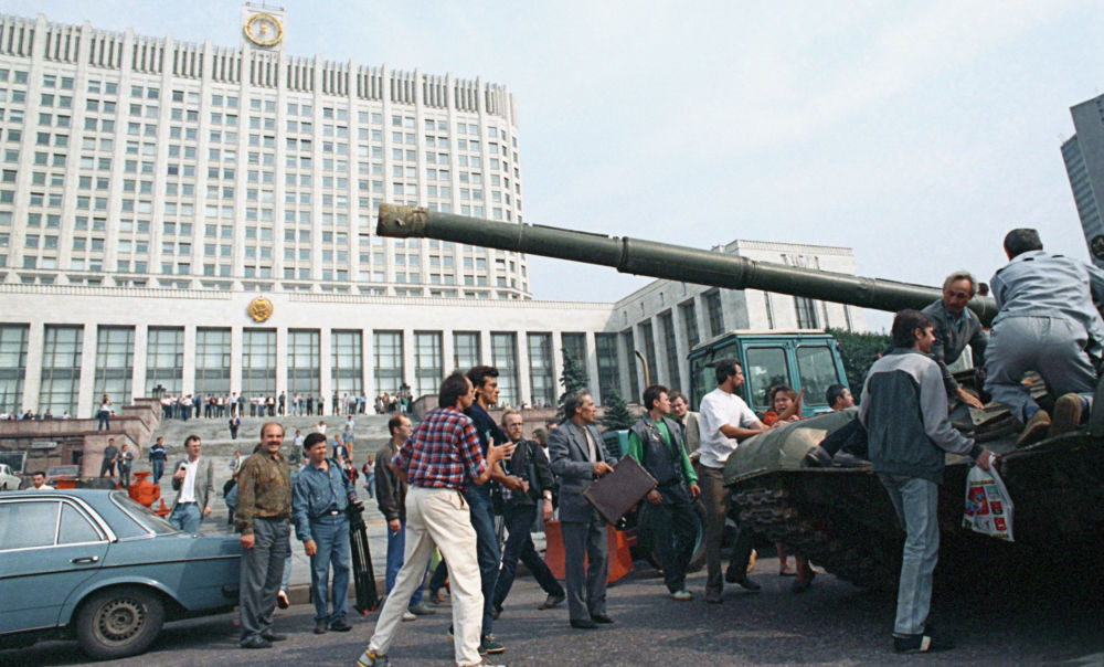 Защитники "Белого дома" у одного из танков, введенных в Москву 19 августа 1991 года в связи с объявлением членами ГКЧП чрезвычайного положения в столице
