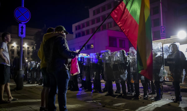 Участники акций протеста против новых ограничений из-за COVID-19 у здания Сейма Литвы, 11 августа 2021 года