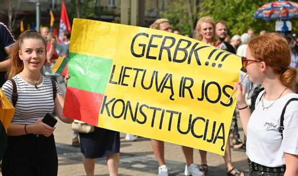 Акция протеста против новых ограничений из-за COVID-19 у здания Сейма Литвы, Вильнюс, 10 августа 2021