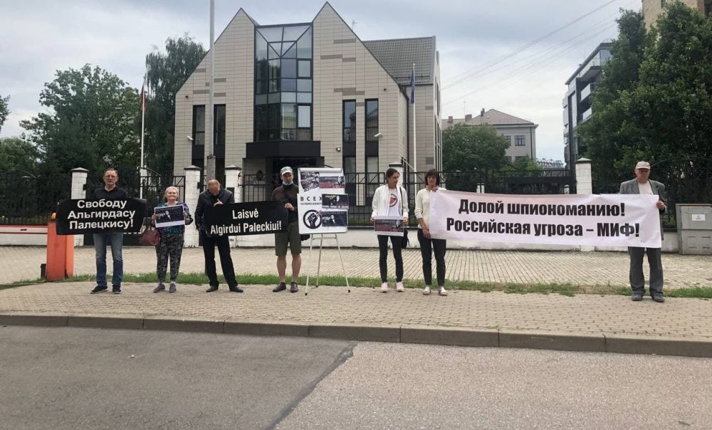 Пикет в поддержку Альгирдаса Палецкиса и Алексея Грейчуса у посольства Литвы в Риге, 9 августа 2021