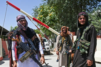 Боевики террористического движения "Талибан"* охраняют дорогу в Кабуле, 16 августа 2021