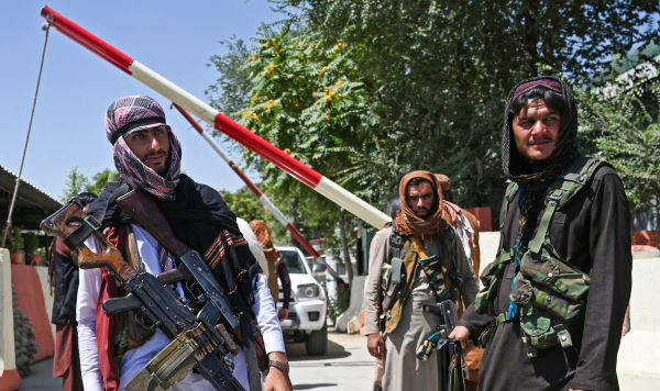 Боевики террористического движения "Талибан"* охраняют дорогу в Кабуле, 16 августа 2021