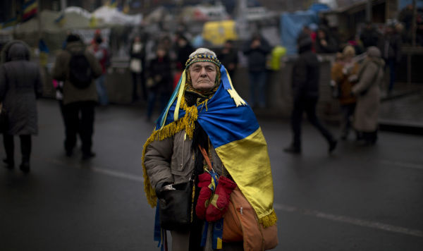 Женщина, накинувшая украинский флаг