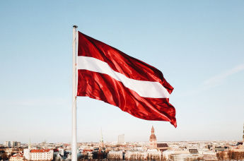 Флаг Латвии на фоне Риги