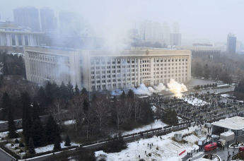 Протестующие возле здания мэрии Алма-Аты, Казахстан, 5 января 2022 года
