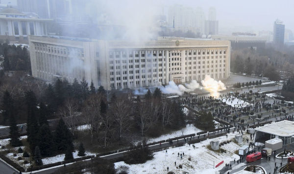 Протестующие возле здания мэрии Алма-Аты, Казахстан, 5 января 2022 года