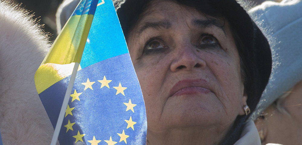 Женщина с флагом Украины и ЕС
