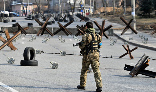 Украинский солдат проходит дежурит на блокпосту на окраине Киева