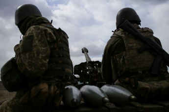 Военнослужащие украинской армии ведут огонь из гаубицы в Запорожской области