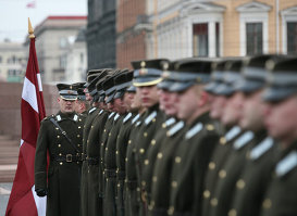 В Латвии отмечают День памяти защитников баррикад 1991 года.