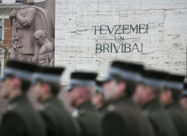 В Латвии отмечают День памяти защитников баррикад 1991 года.
