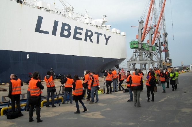 Паром "Liberty Promise" ("Обещание Свободы") доставил обещанные танки. В Ригу прибыла американская военная техника.