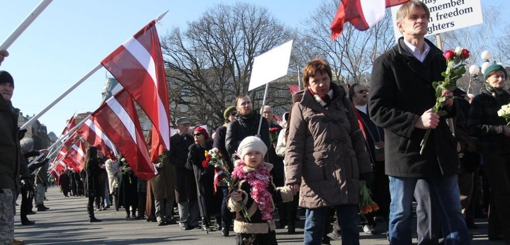 Сегодня в Риге состоялось очередное шествие легионеров ваффен-СС и их сторонников к памятнику Свободы.