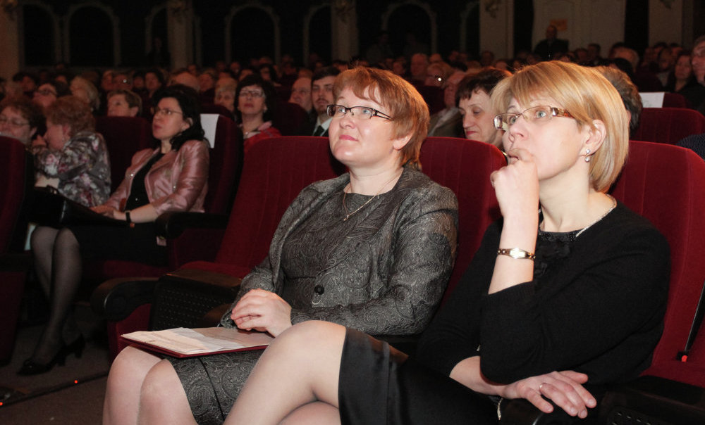 Директор школы Ирина Романова (слева) и бывший директор Наталья Рогалева.