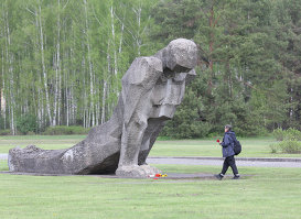 "Несломленный". Скульптура в Саласпилсском мемориальном комплексе.