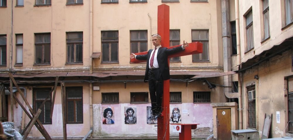 Фигура Путина во дворе бывшего здания КГБ Латвийской ССР.