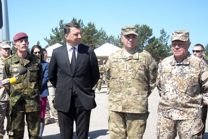 Президент Латвии Раймонд Вейонис, командующий армией США в Европе генерал-лейтенант Фредерик Бен Ходжес и командующий Национальными вооруженными силами Раймонд Граубе. Президент Латвии Раймонд Вейонис, командующий армией США в Европе генерал-лейтенант Фредерик Бен Ходжес и командующий Национальными вооруженными силами Раймонд Граубе.