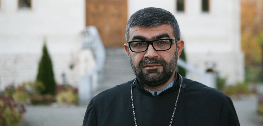 Настоятель Армянской Апостольской Церкви в Риге преподобный отец Хосров Степанян. 